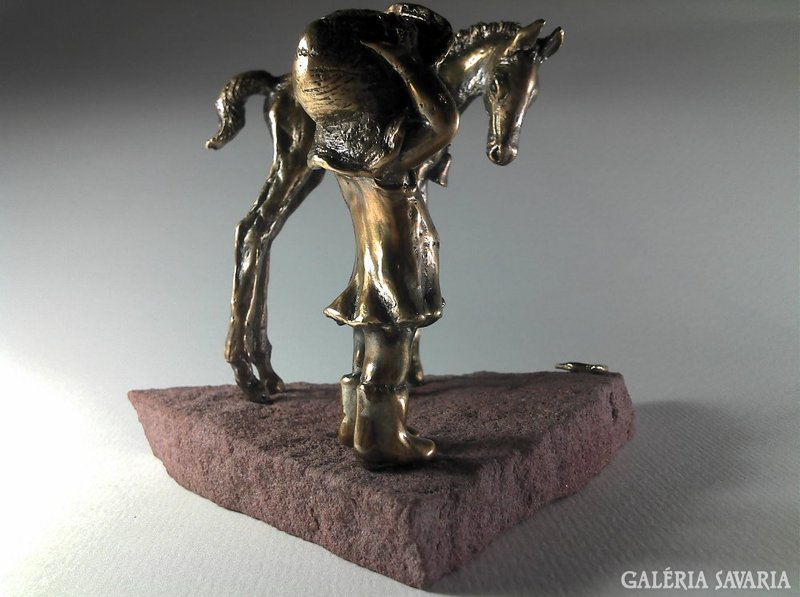 Ló csikó és kisleány (barátság szélviharban) kortárs bronz