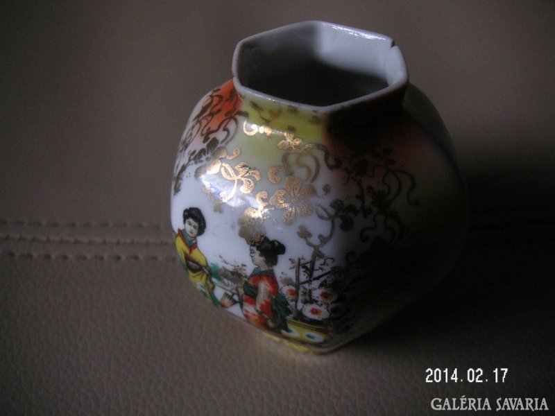 Altwien small vase with Japanese pattern