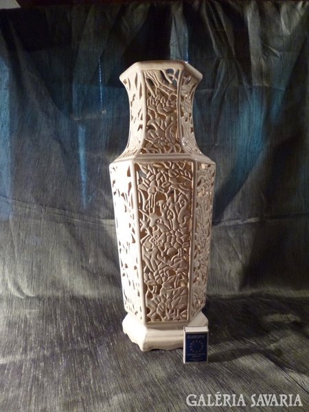 Hatalmas áttört falú biszkvit porcelán keleti váza 50 cm