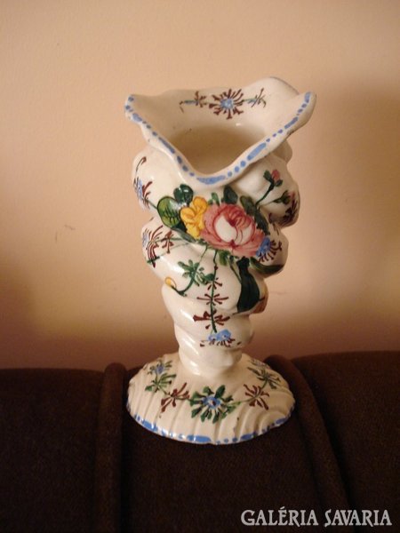 Nagyon régi csiga formájú fajansz váza