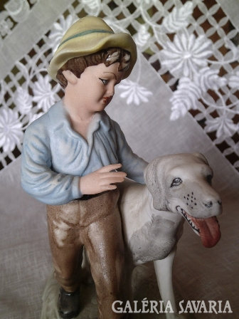 Fiú kutyával porcelán nipp