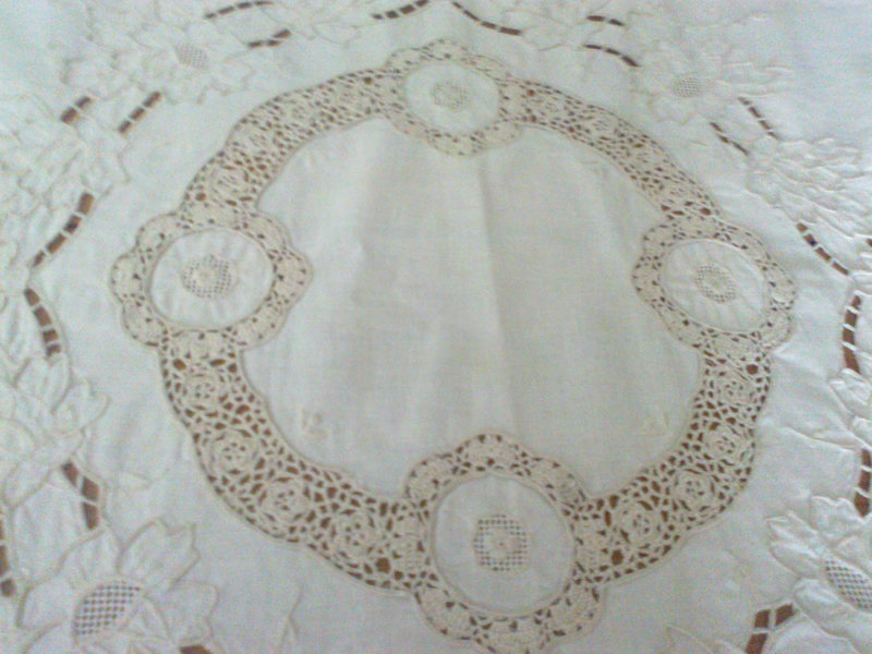 Shrouded tablecloth