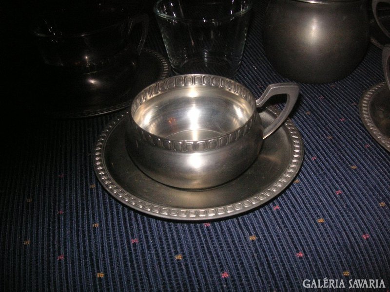 Pewter tea set, with chiseled decoration, in very nice condition.