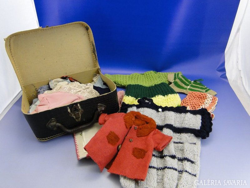 0A133 Régi játékbaba ruha csomag kofferban