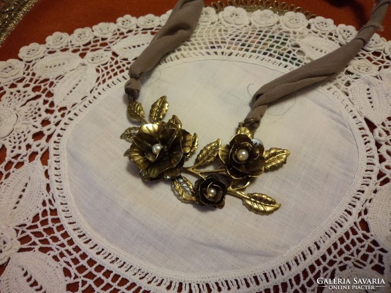 Floral necklace with silk ribbon