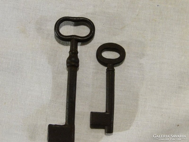 0A567 Antik különleges kapukulcs nyerskulcs 2 db