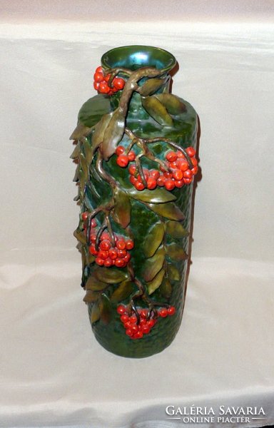 Bécsi szecessziós váza bogyós növényi díszítéssel