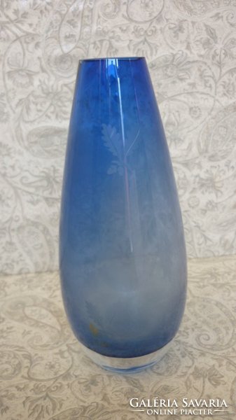Kék váza tölgyfaágas motívummal