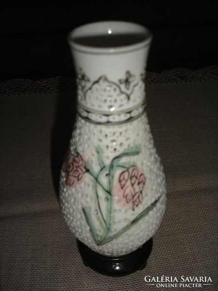 Kínai, kézi festésű, áttört porcelán, talpas váza