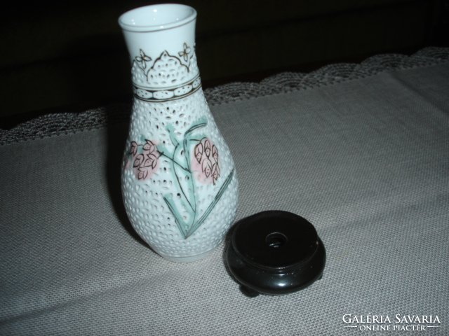 Kínai, kézi festésű, áttört porcelán, talpas váza