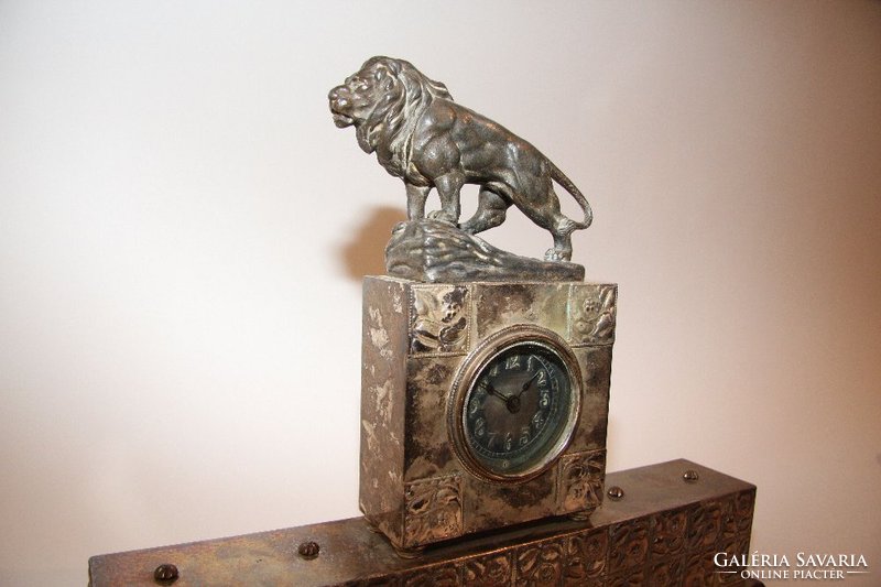 Table lion clock