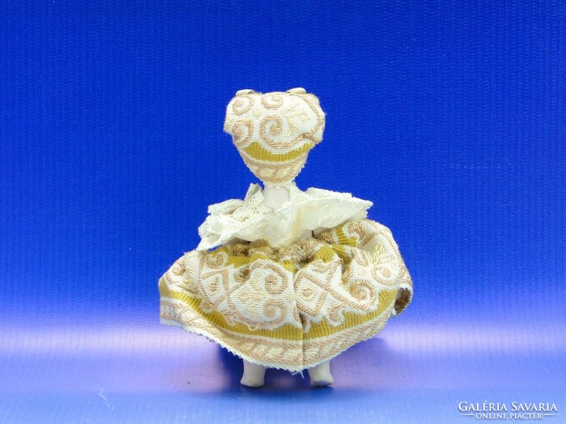 0B069 Kisméretű porcelán testű baba