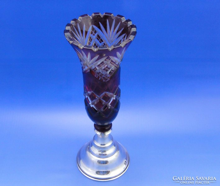 0B373 Ezüst talpas bordó üveg váza