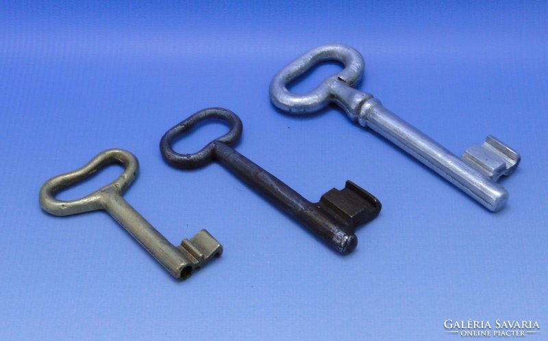0B849 Antik kulcs kapukulcs 3 db