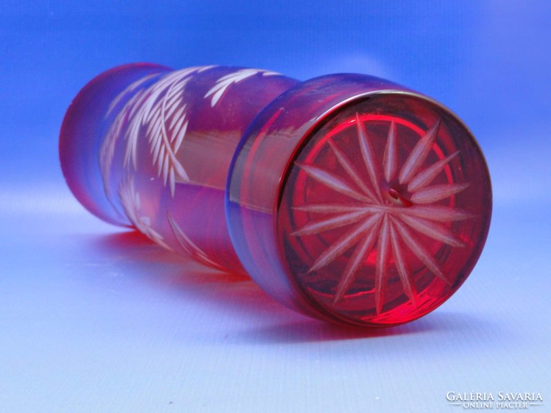 0B939 Régi piros színezett csiszoltüveg váza