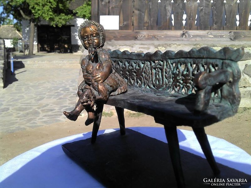 Hollókői lányka kiskakassal bronz szobor