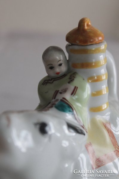 Kis kulacs, keleti porcelán szobor