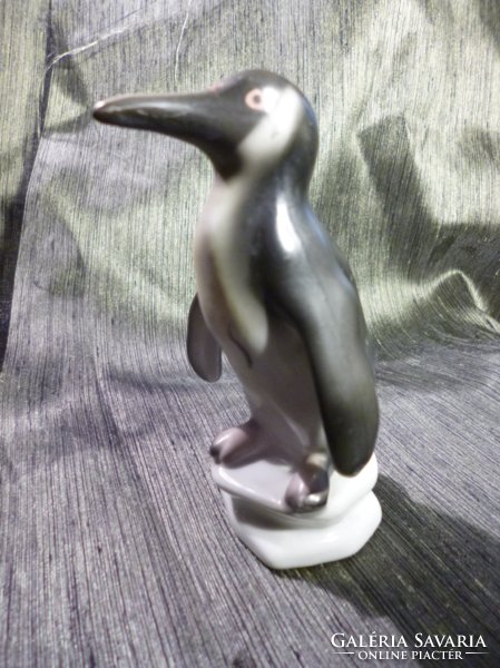 Porcelán pingvin szobor