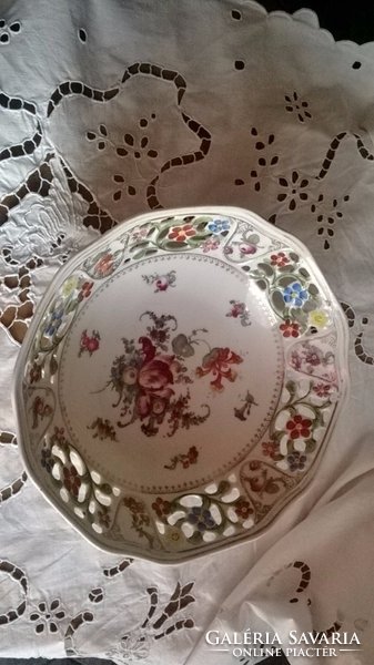Serving tray with openwork edge, center of the table