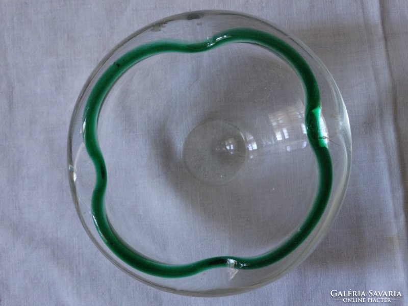 Muránói hamutartó zöld üvegszállal a peremén