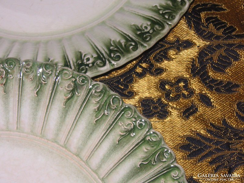 Zsolnay antik tányérok..egyiken hajszálrepedés , masszába nyomott zsolnay jelzés
