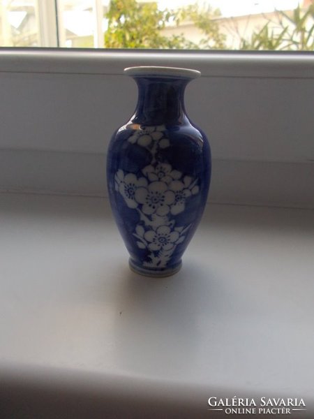 Porcelán kis-váza