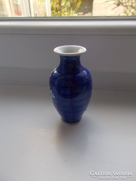Porcelán kis-váza