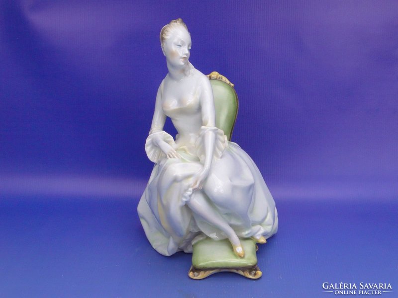 0C945 Herendi barokkos ülő nő szobor