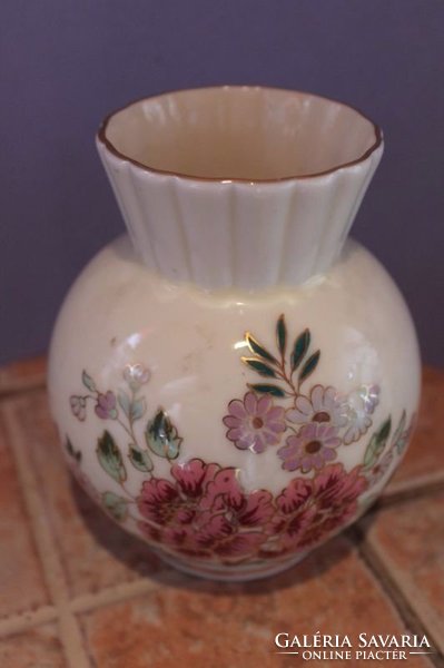 Zsolnay virágos gömbölyű galléros váza