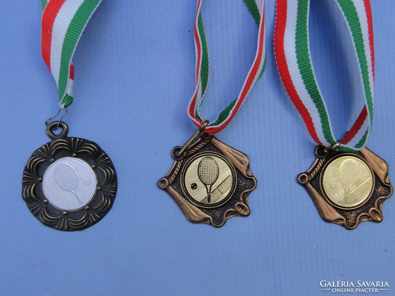 0C387 Tenisz kitüntetés nyakba való érem 3 darab