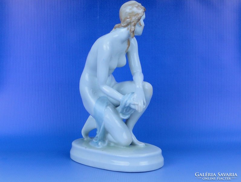 0D226 Zsolnay porcelán térdelő akt szobor