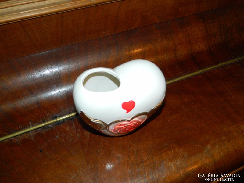A heart vase marked with applied art