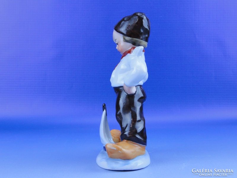 0D395 GH & Co jelzett porcelán kisfiú szobor