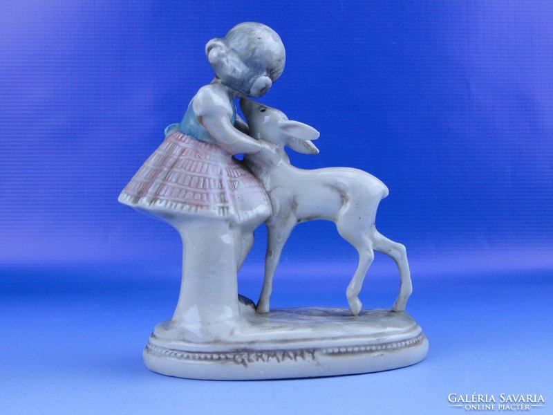 0D798 Régi jelzett német porcelán kislány őzikével
