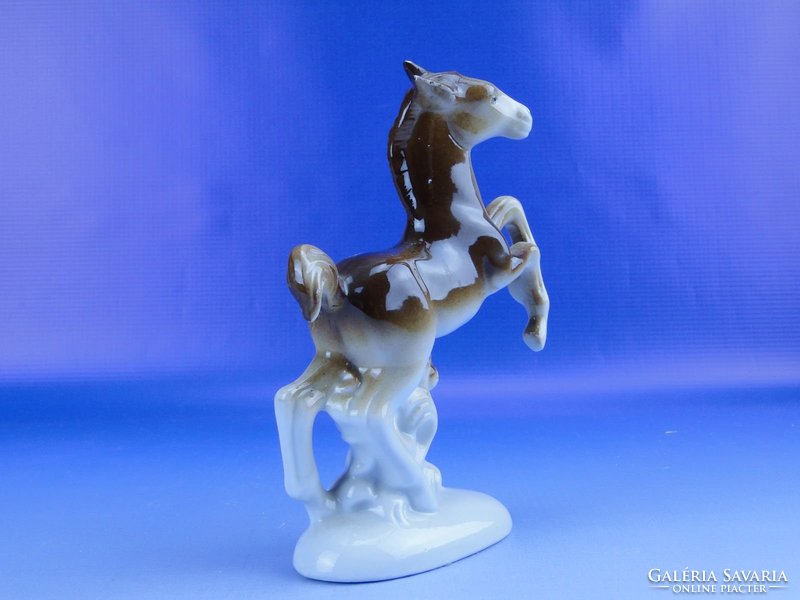 0D354 Régi talapzaton álló ágaskodó porcelán ló