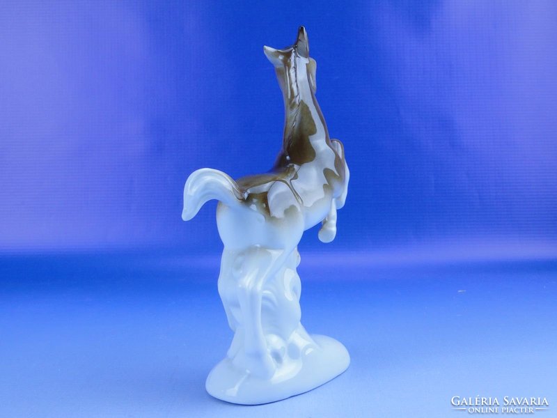 0D355 Régi talapzaton álló ágaskodó porcelán ló