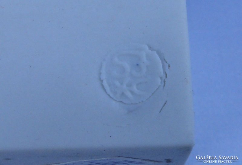 0D734 Sarkantyu Judit jelzett porcelán szelence