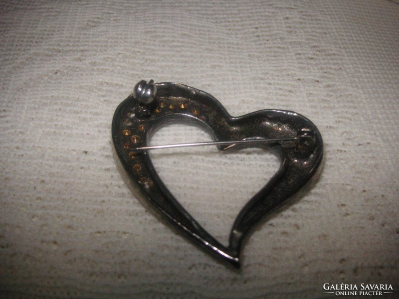 Antik  bross  , szív alakú,   gyöngyökkel   díszítve
