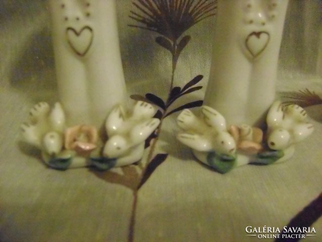 Porcelán kis váza galambokkal díszítve - két darab - együtt 