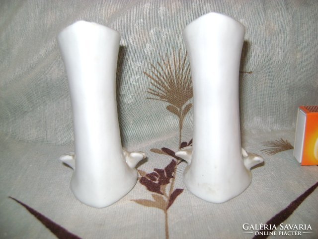Porcelán kis váza galambokkal díszítve - két darab - együtt 