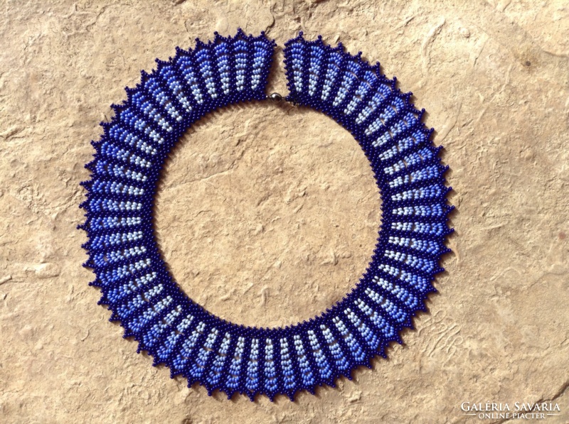 Extravagáns, dekoratív kék gyöngyékszer nyakék gyöngygallér