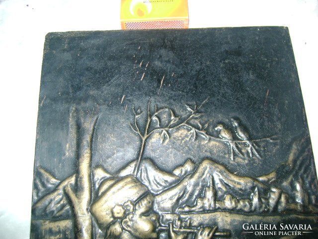 Domború jelenetes  falikép