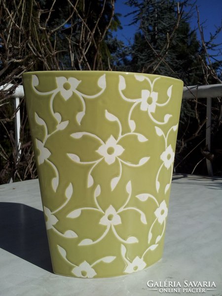 Green tendril design vase