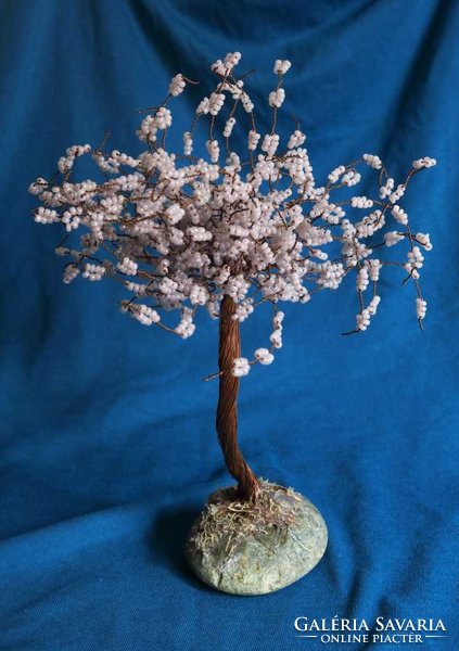 Virágzó fát mintázó műalkotás gyöngyökkel, gyöngyfa