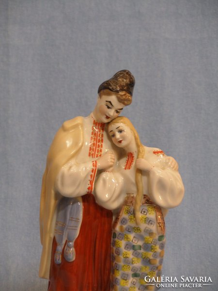 Szerelmespár, porcelán szobor