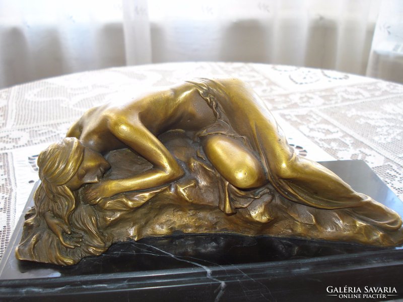 Pihenő lány - bronz kisplasztika, márvány talpon
