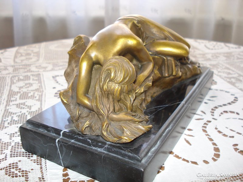 Pihenő lány - bronz kisplasztika, márvány talpon