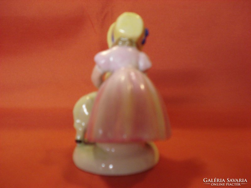 Porcelán kislány figura barikával
