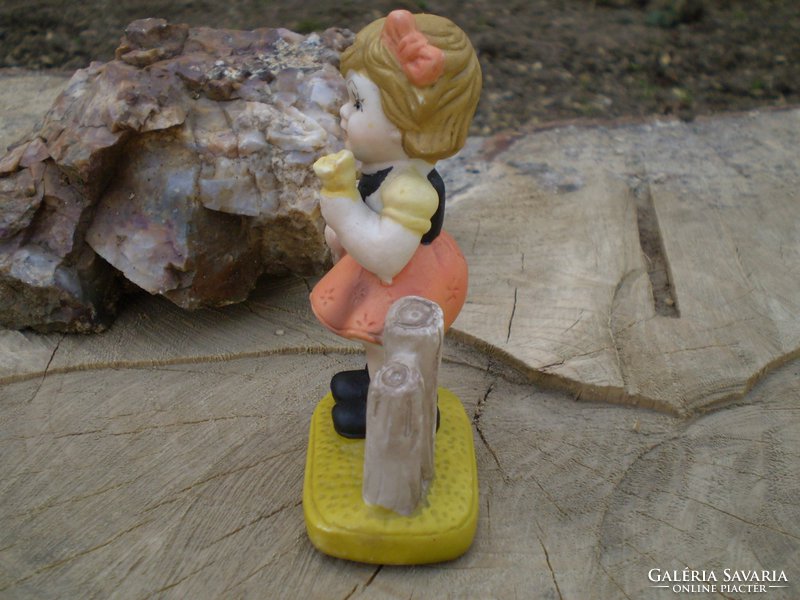 Biszkvit porcelán :  Kislány figura