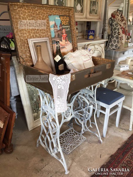 Provence bútor, antikolt vas asztal bőrönd tetővel.